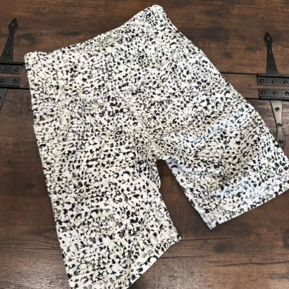 Old Navy Powersoft 8” Biker Shorts Hi Rise Phone Pocket Size Small White & Black - Picture 5 of 9